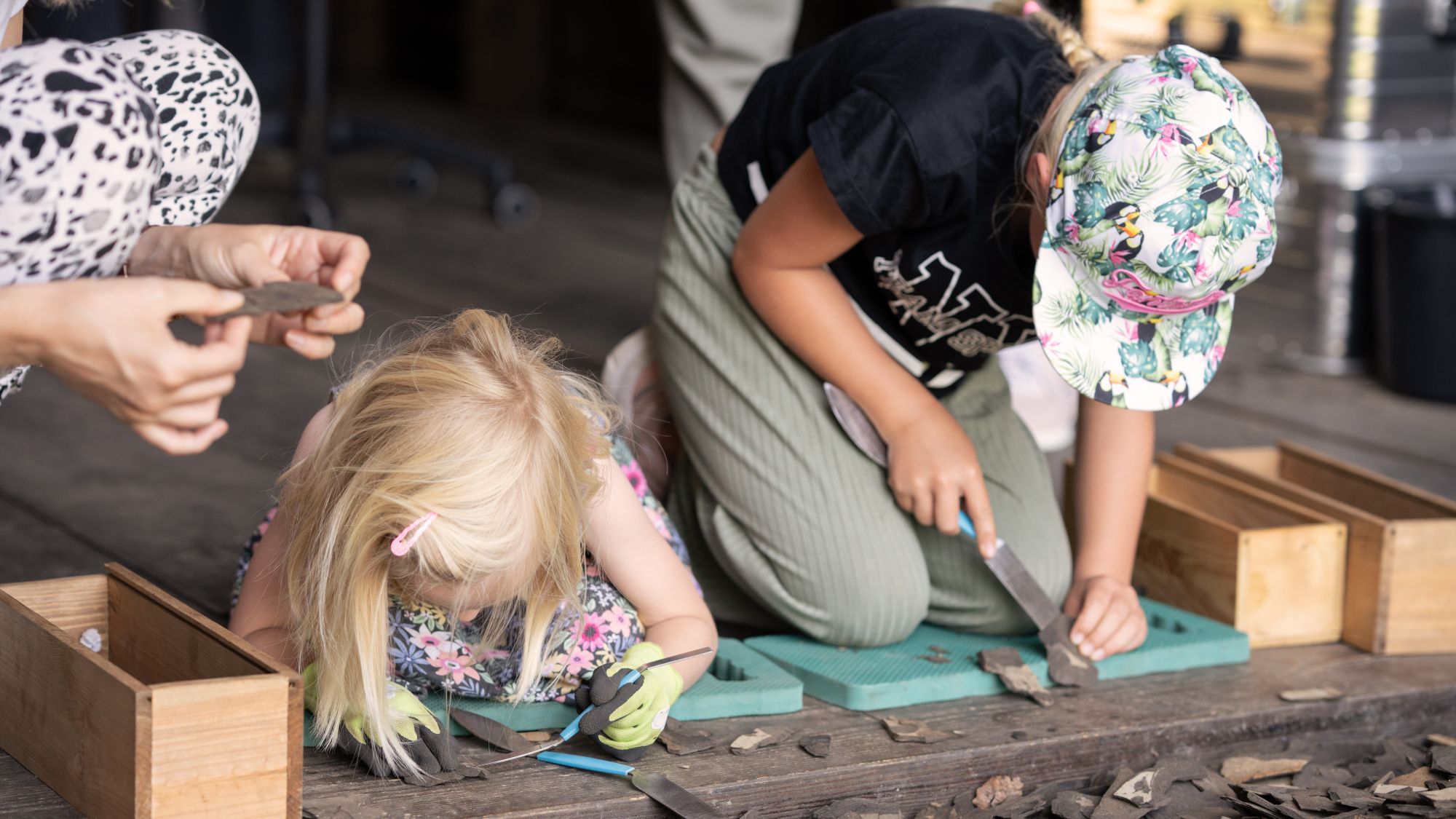 Kind beim Ölschiefer spalten im GRAB'MAL