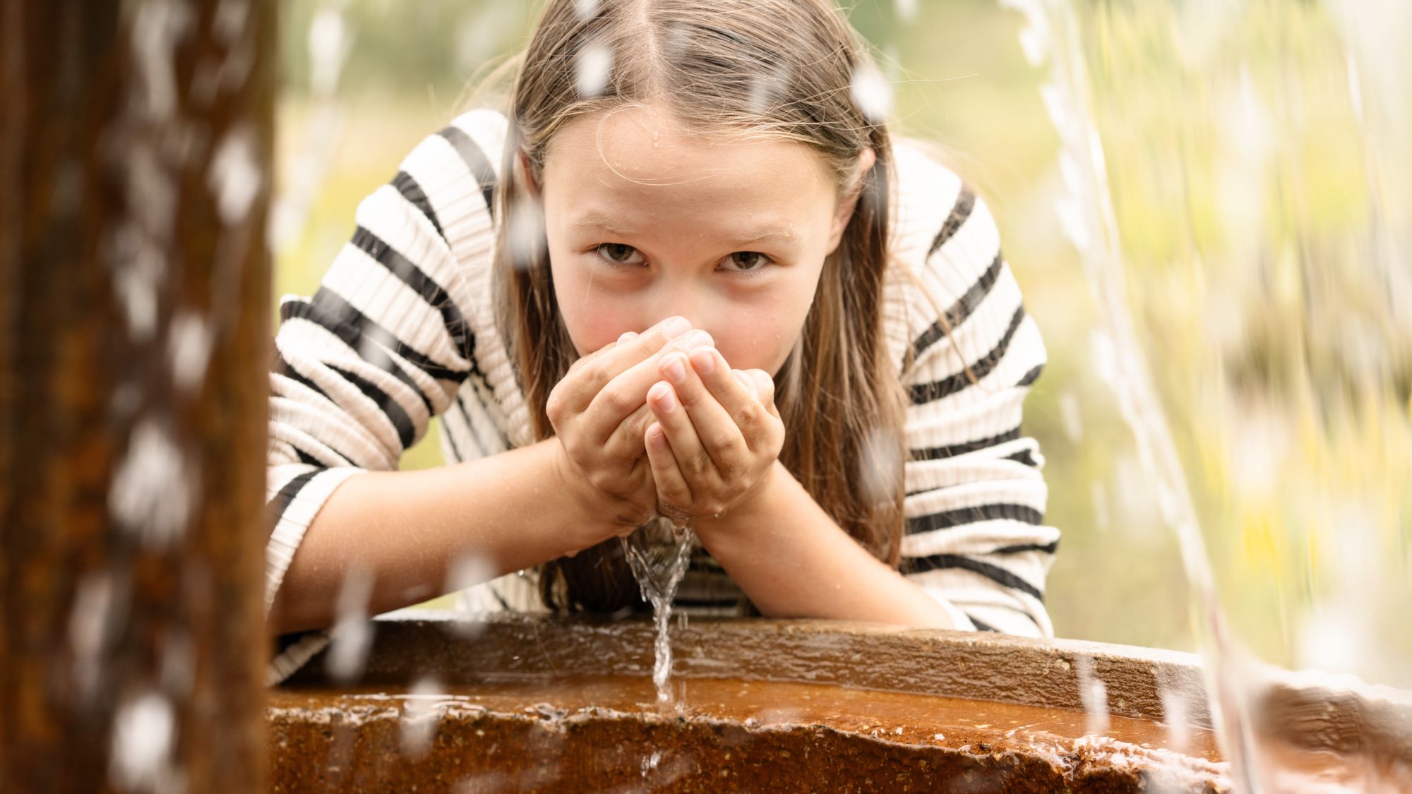 Wasser probieren am Brunnen in der Grube