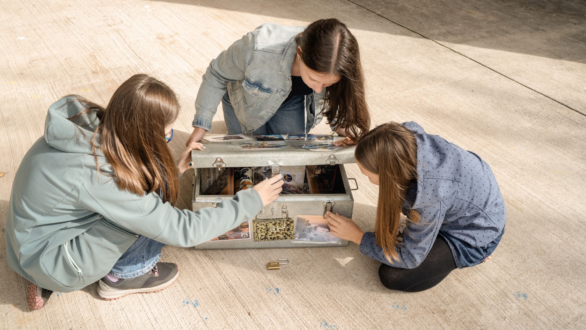 Kinder beim Öffnen der Schatzkiste