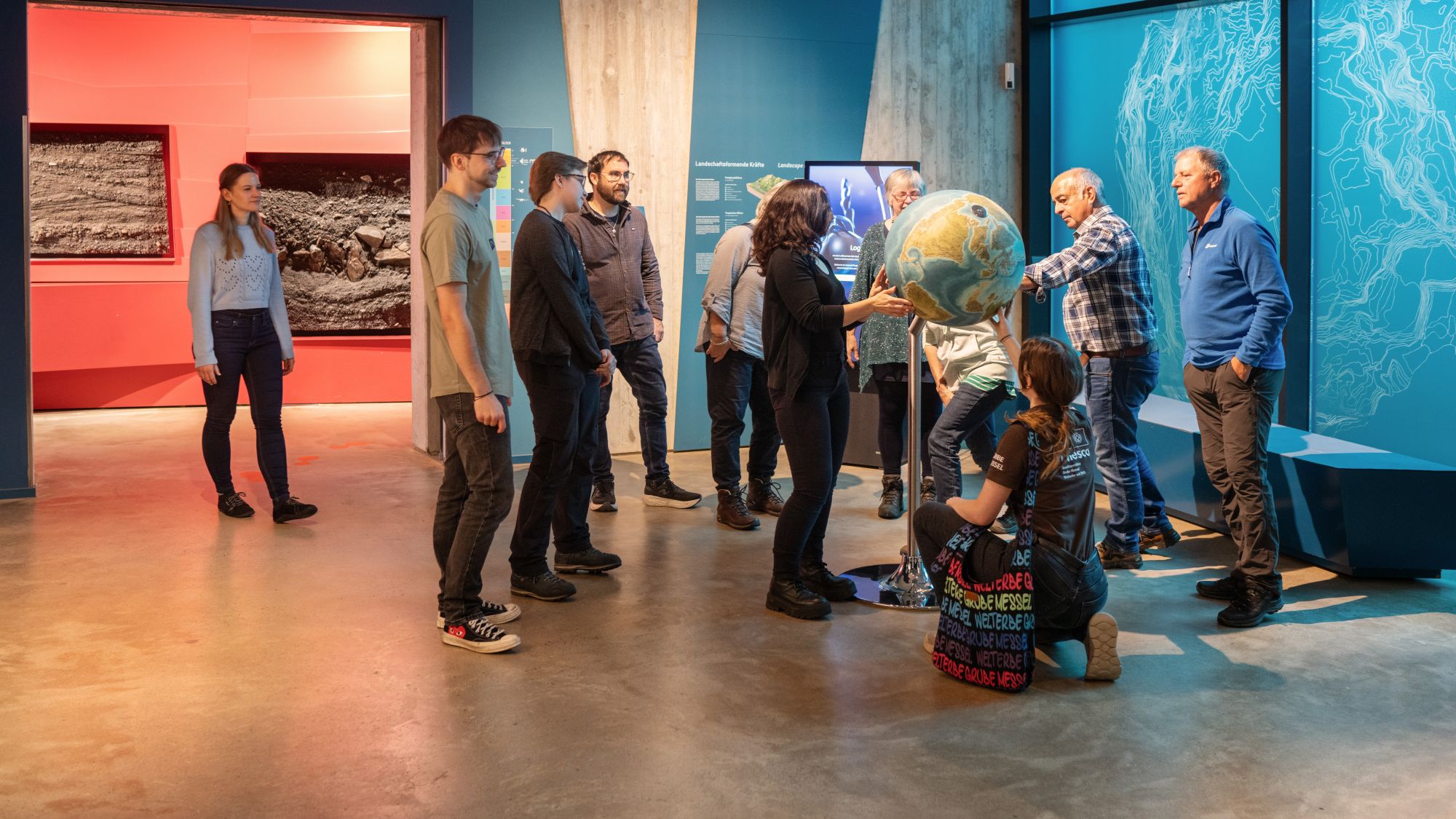 Besucher in der Ausstellung