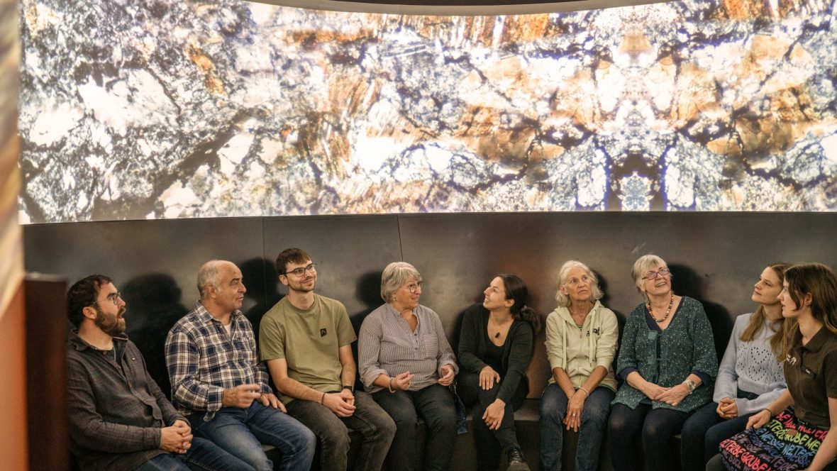 Besucher in der Ausstellung