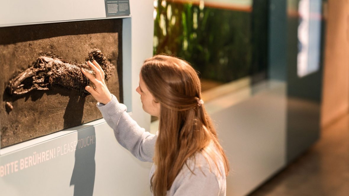 Besucher in der Ausstellung