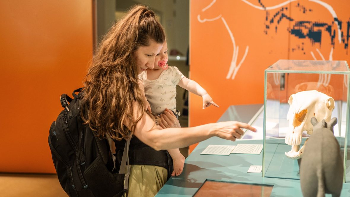 Besucher in der Ausstellung