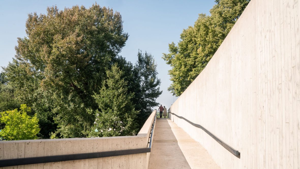 Personen auf dem Aussichtspunkt