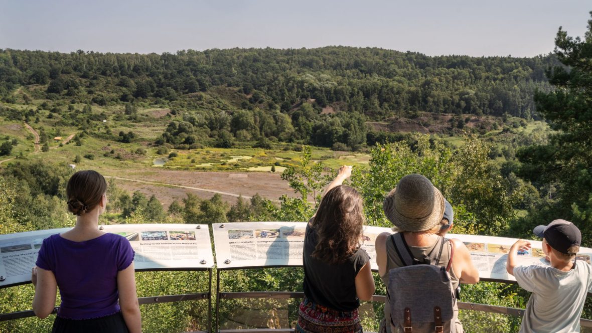 Personen auf der Aussichtsplattform