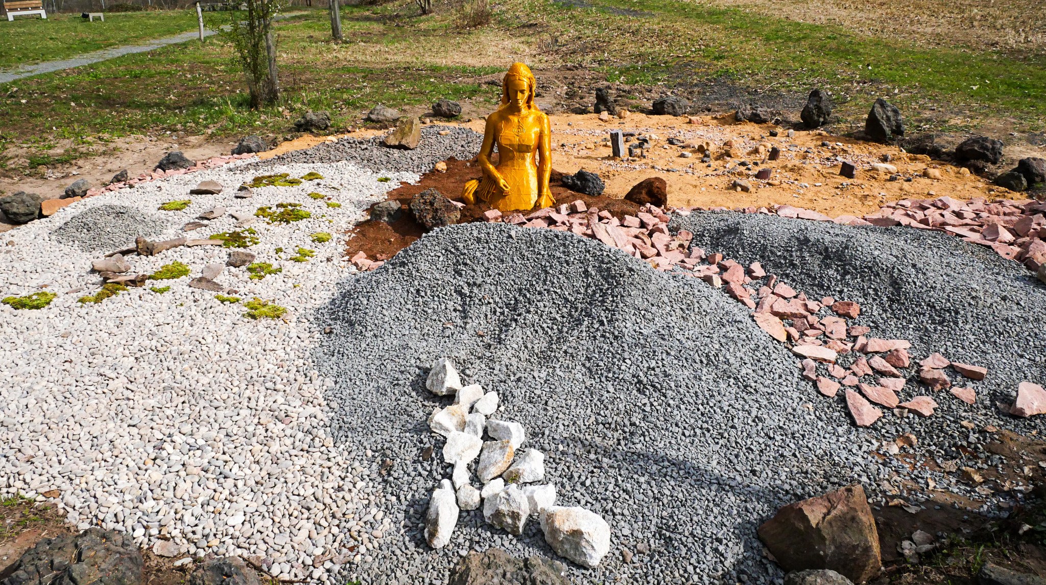 Kunstwerk "Es flüstert stille Ewigkeit" von Regina Frank, Foto: WGM, Wencker